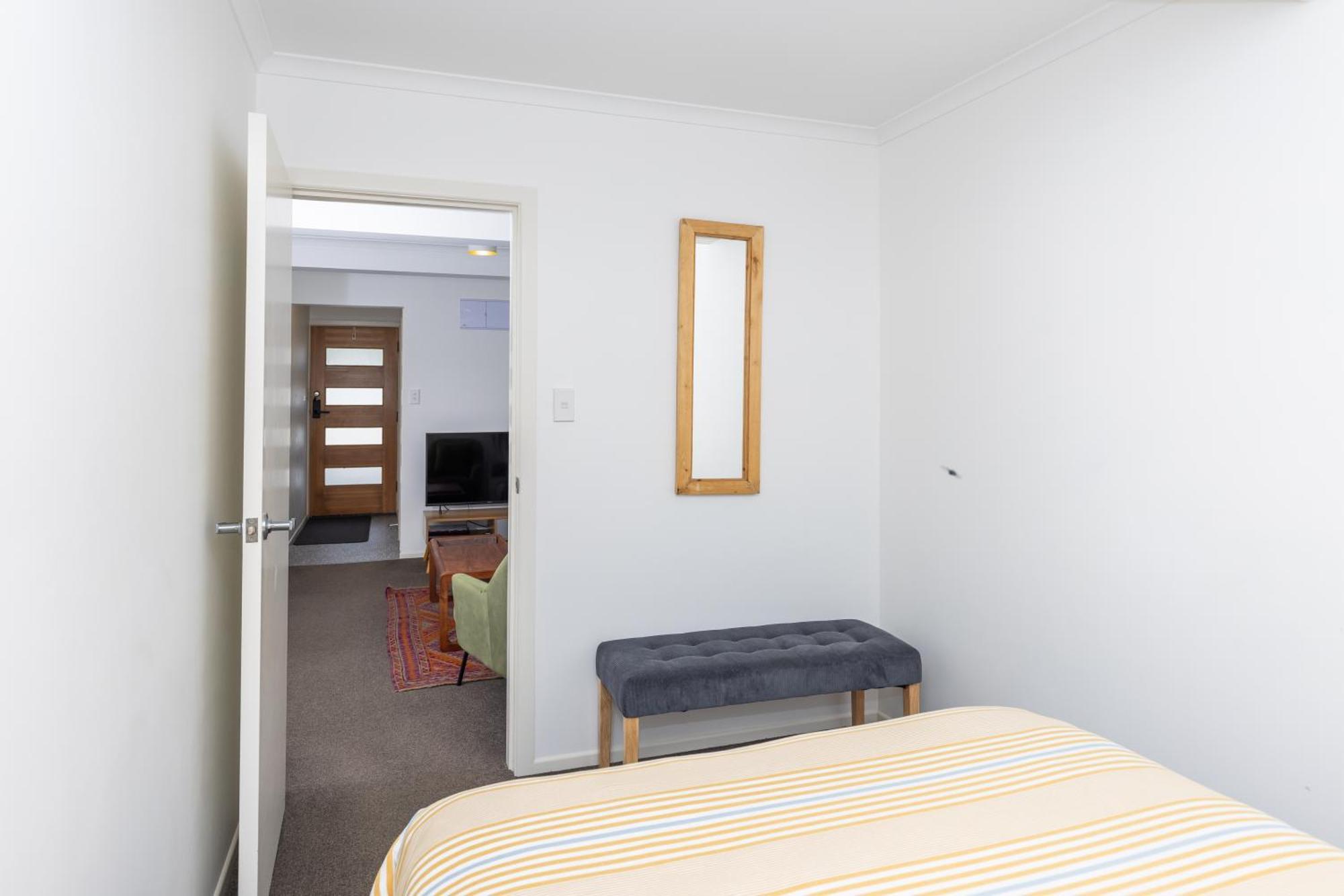 2 Bedroom Home Away From Home Near Cbd & Private Parking Hamilton Exterior photo