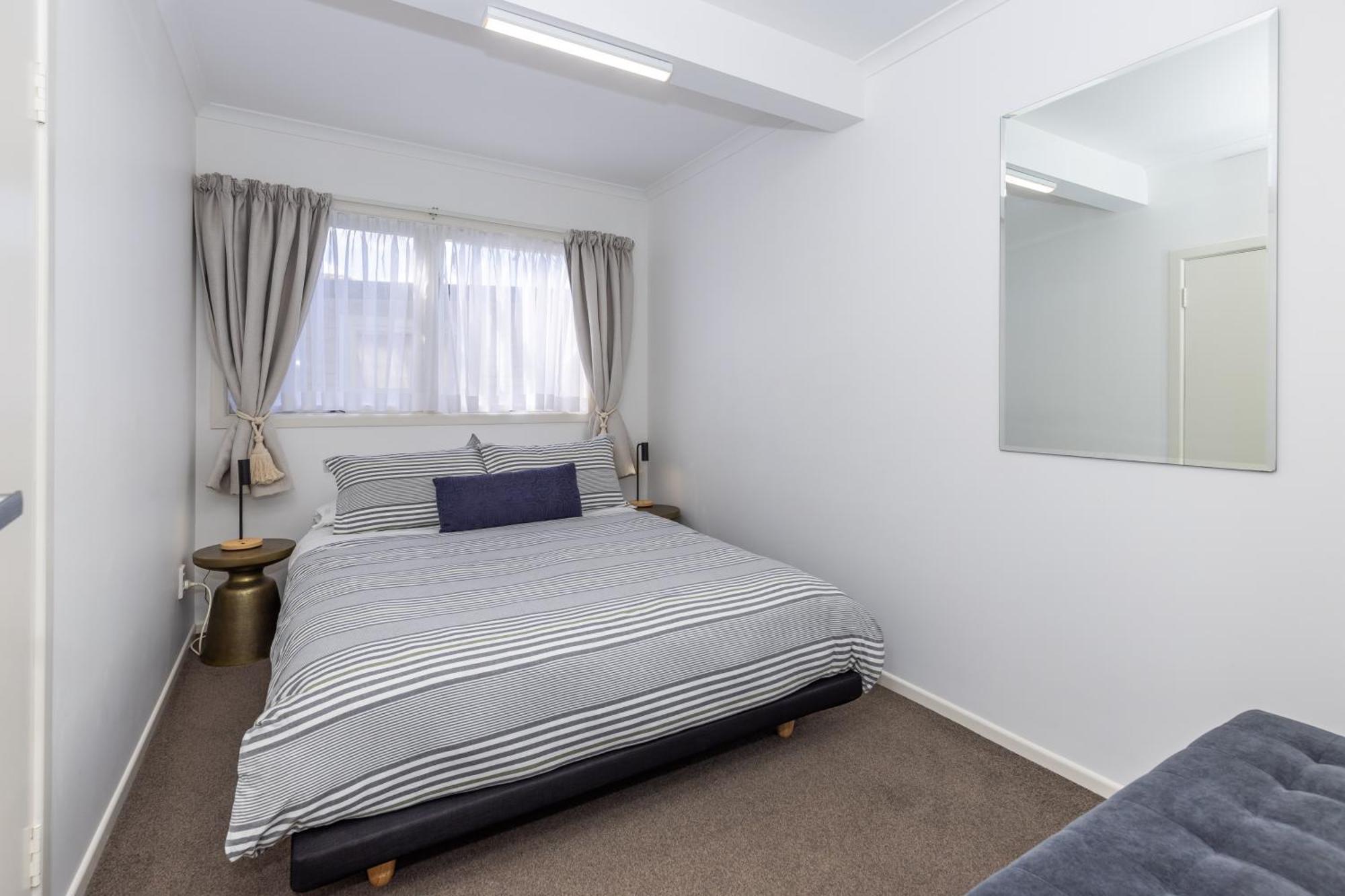 2 Bedroom Home Away From Home Near Cbd & Private Parking Hamilton Exterior photo