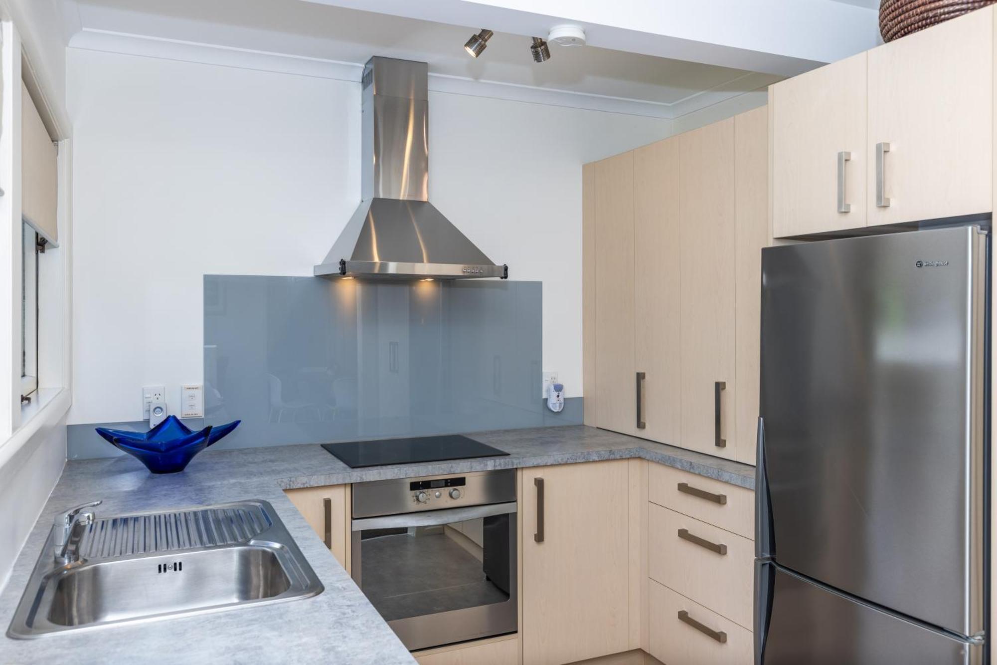 2 Bedroom Home Away From Home Near Cbd & Private Parking Hamilton Exterior photo