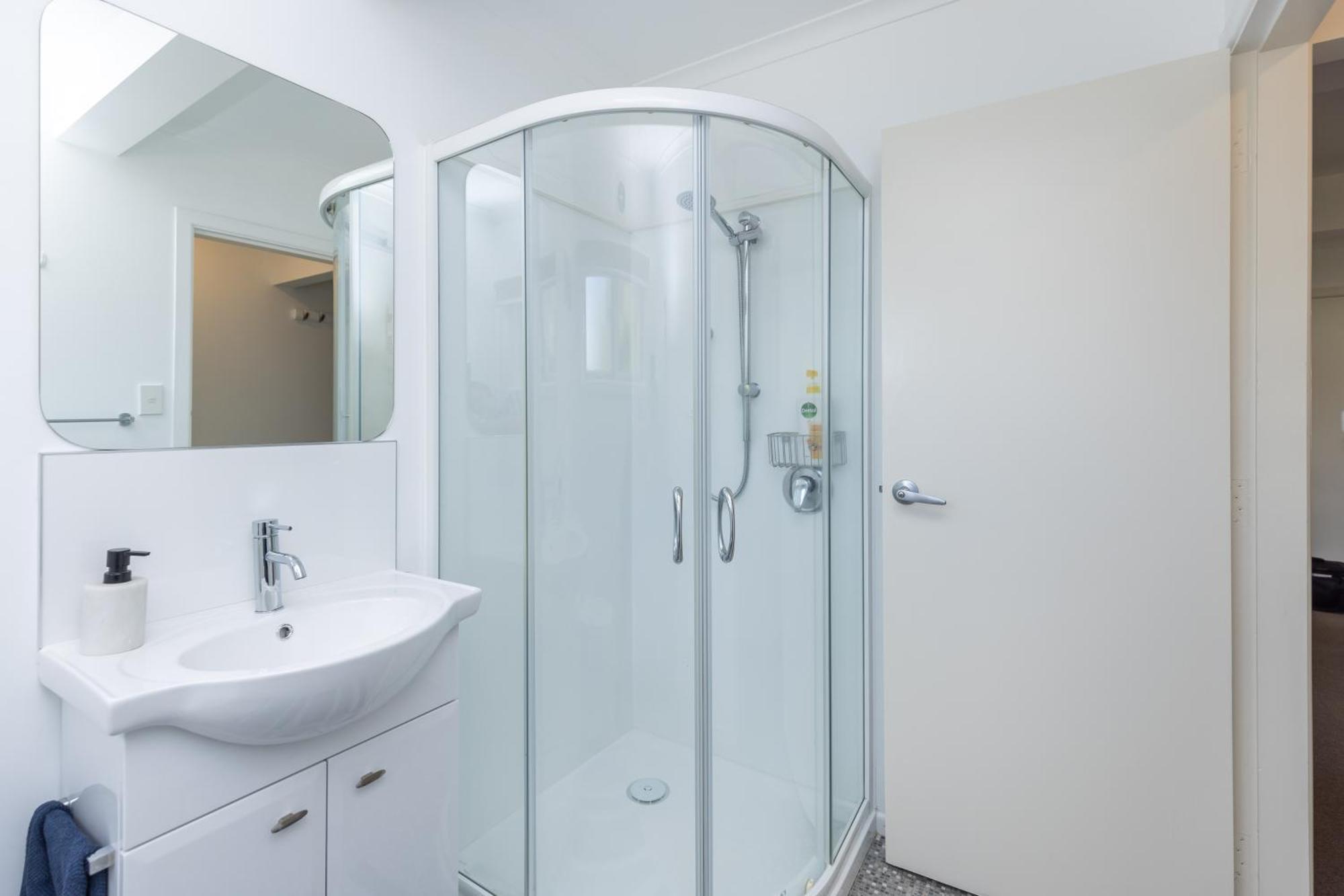 2 Bedroom Home Away From Home Near Cbd & Private Parking Hamilton Exterior photo