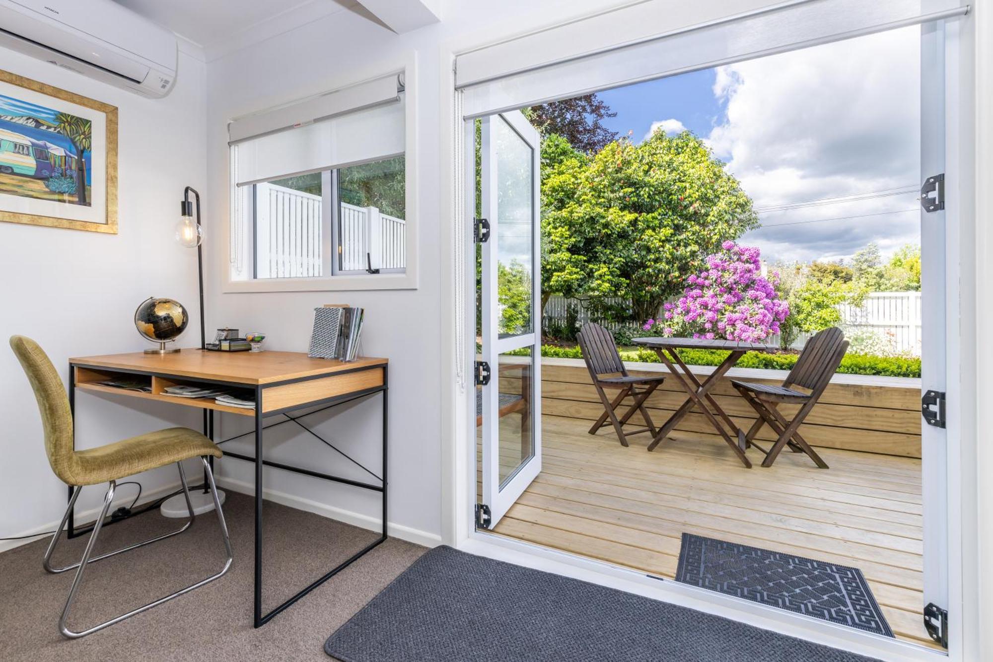 2 Bedroom Home Away From Home Near Cbd & Private Parking Hamilton Exterior photo